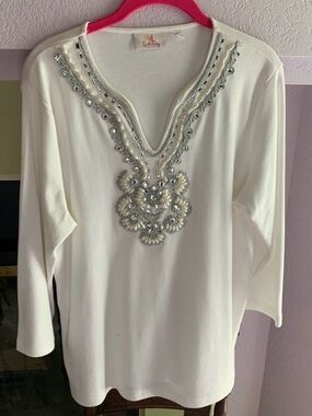 Women’s Quacker Factory Embellished White V-Neck Women's Top Sz Medium